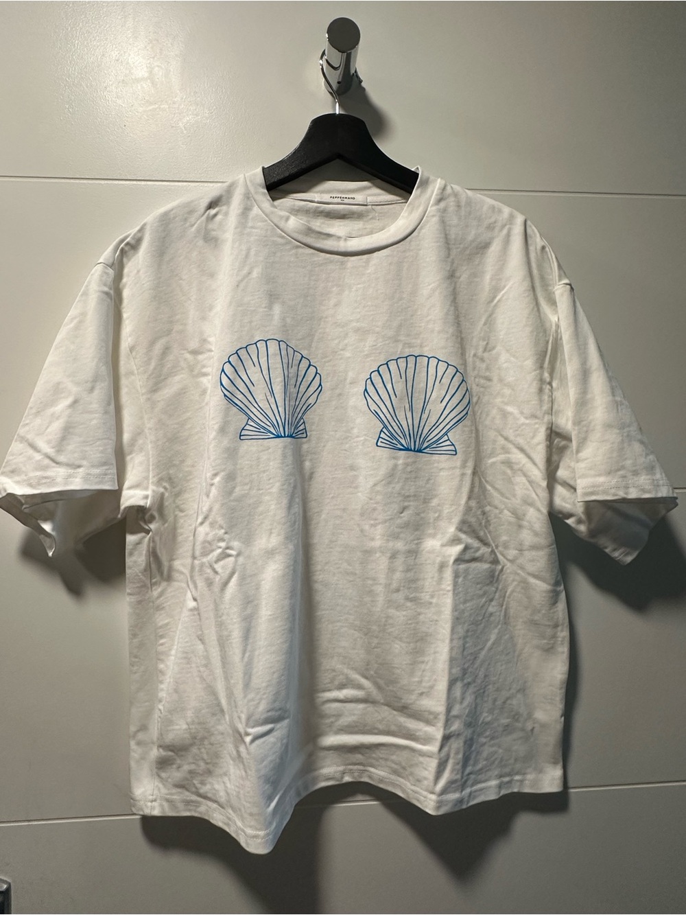 White Shell Graphic Tee with Blue Shell Motif